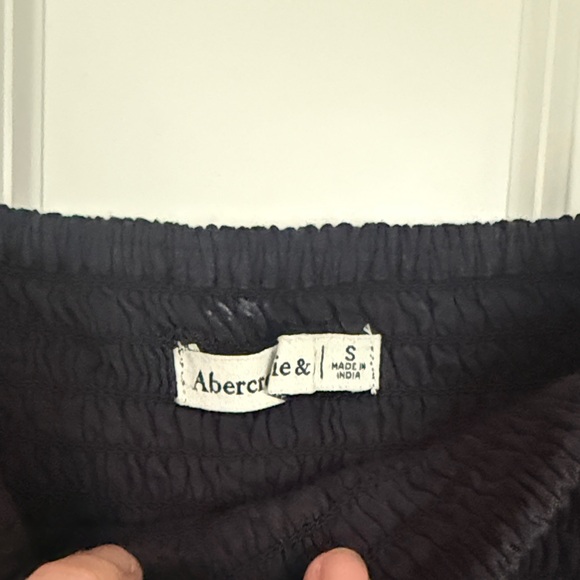 Abercrombie & Fitch Black Smocked Square-Neck Puff Sleeve Crop Top - Picture 2 of 2